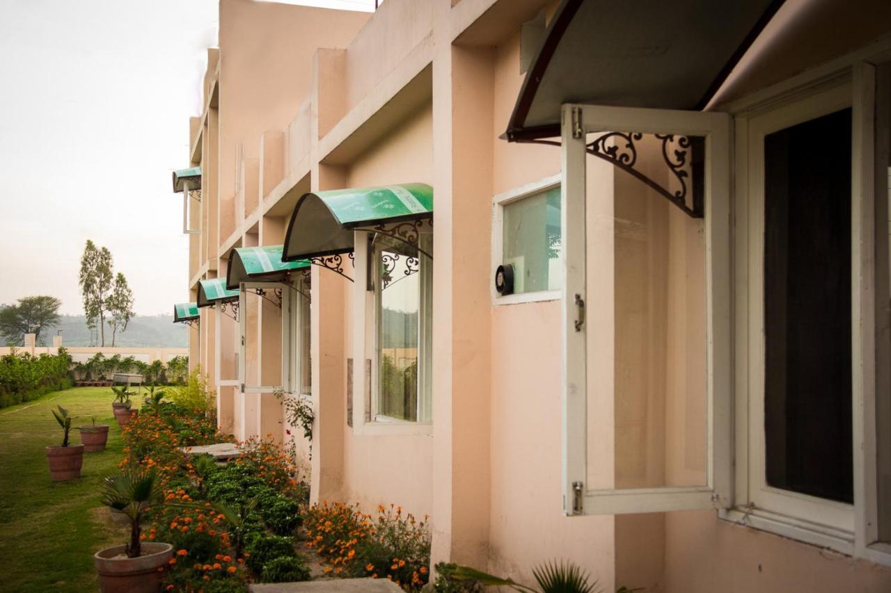 The Baghban Hotel & Resort, Baddi エクステリア 写真